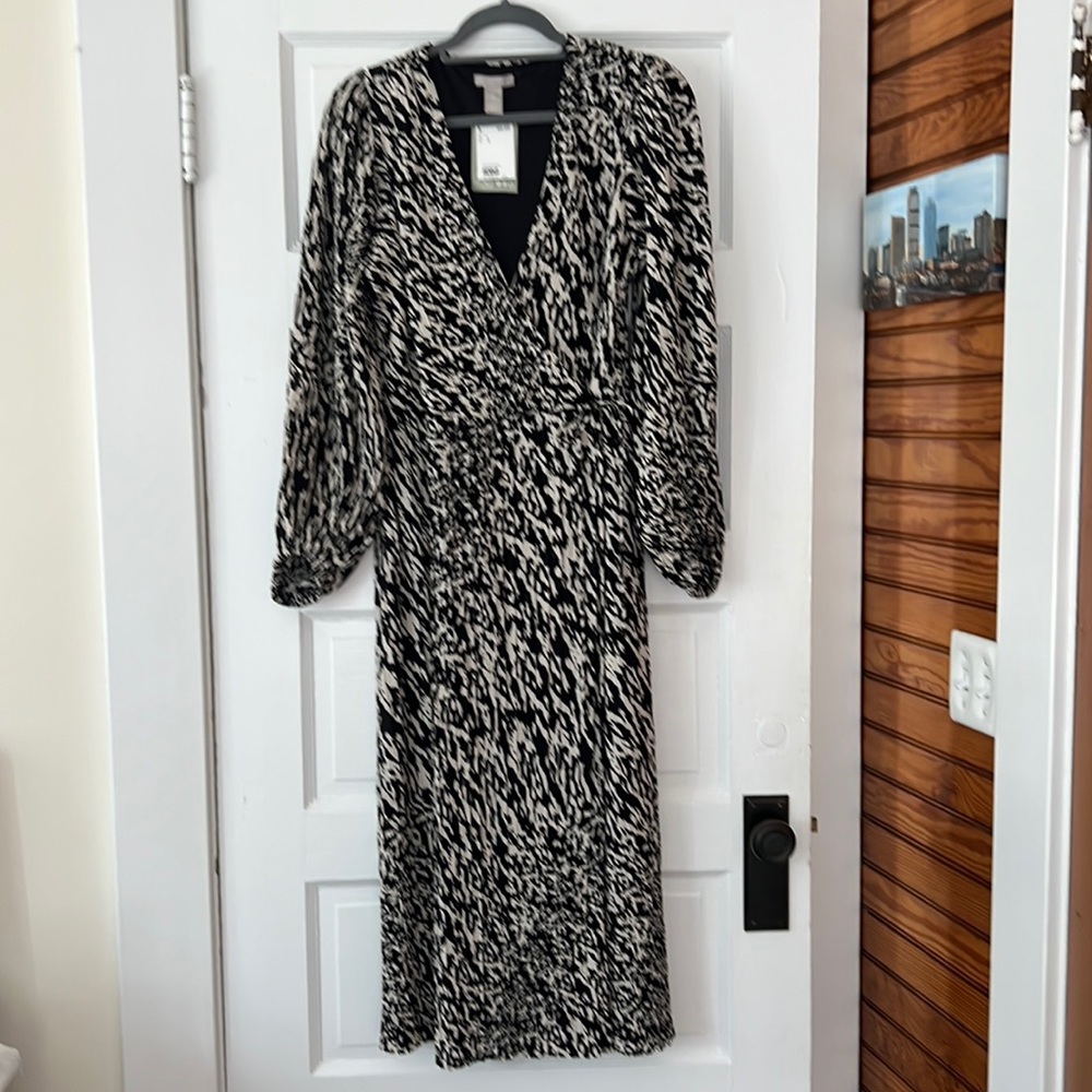 NWT: Black and white wrap dress. New with tags. Size large.